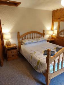 Llit o llits en una habitació de Rhubarb Cottage - A cosy country retreat