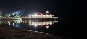 Udsigt til en flod der løber i nærheden af lejligheden