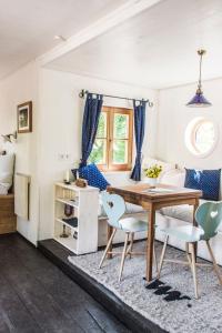 un soggiorno con tavolo e sedie in legno di WOHNWAGON Tiny Houses II a Gutenstein