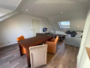 - un salon avec une table et un canapé dans l'établissement TopSleep Apartment 26-3, à Arnhem