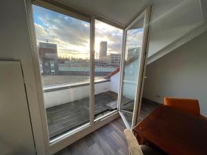 um quarto com uma varanda com vista para a cidade em TopSleep Apartment 26-3 em Arnhem