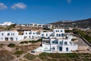 un grupo de casas blancas en una colina en Thea Villas Paros, Villa Turquoise, private pool en Kampos Paros