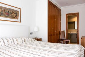 A bed or beds in a room at Apartamento Alcocebre Beach Resort Még 26 kép