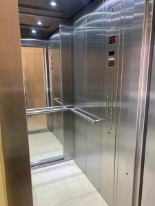 um grande frigorífico de metal com a porta aberta em Departamento 2 Ambientes Nuevo La Perla em Mar del Plata