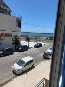 biały samochód zaparkowany na parkingu obok budynku w obiekcie Departamento 2 Ambientes Nuevo La Perla w mieście Mar del Plata