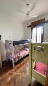 een slaapkamer met 2 stapelbedden en een plafondventilator bij La San Francisco III in Salta