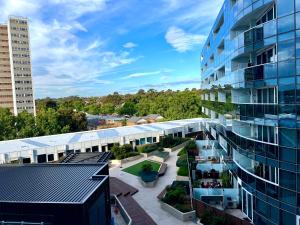 vista aerea di un edificio con cortile di Sweet Home Apartment North Melbourne a Melbourne
