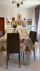 uma sala de estar com uma mesa e cadeiras e um sofá em Guest House Malaguzzi em Reggio Emilia