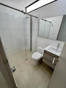La salle de bains est pourvue d'une douche, de toilettes et d'un lavabo. dans l'établissement Cómodo Apartamento en Manizales, à Manizales