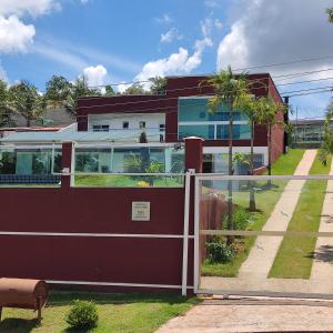 a house with a gate in front of it at SITIO EM IBIUNA CONDOMINIO RECREIO VERDE in Ibiúna