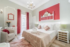 ein Schlafzimmer mit einem Bett und einer roten Wand in der Unterkunft Main Street Apartments by Raspberry Cascade in Faro