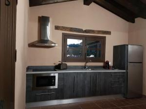 a kitchen with a sink and a refrigerator at Casa Volcán in La Oliva