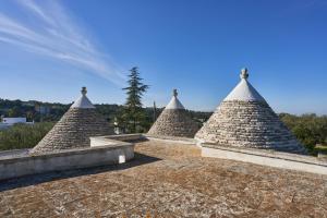 a group of pyramids sitting on top of a building at Trulli OraziO in Monopoli
