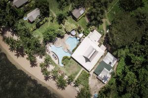 una vista aérea de una piscina en un patio con árboles en Beqa Lagoon Resort en Beqa Island