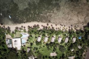 una vista aérea de un complejo con palmeras y una playa en Beqa Lagoon Resort, en Beqa Island