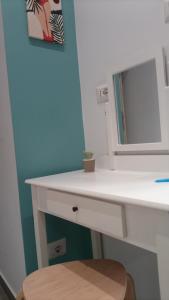 uma casa de banho com uma secretária branca e um espelho. em Apartment Melograno5 em Catânia