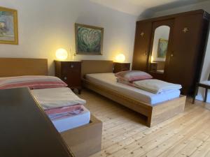 1 dormitorio con 2 camas y espejo en Casa Siepelunga, en Villmar