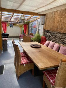 comedor con mesa de madera y sillas en Casa Siepelunga, en Villmar