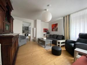 a living room with a couch and a table at Casa Siepelunga in Villmar