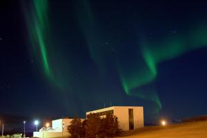 uma imagem da aurora no céu sobre um edifício em Hotel Höfn em Höfn