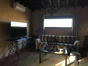 a living room with a couch and a television at Casa Volcán in La Oliva