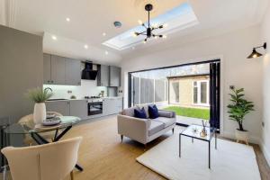 Istumisnurk majutusasutuses Brand New Luxury 2-Bed Apartment in London