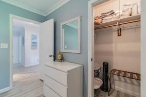 een kamer met een kast met een dressoir en een spiegel bij Fascinating Grand River House in Port Richey