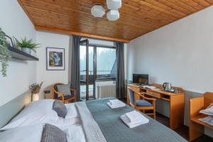 Postel nebo postele na pokoji v ubytování Wellness Hotel Šedý Vlk