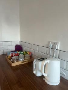een keuken met een broodrooster en een doos met eten bij Home in Basildon, Essex in Basildon