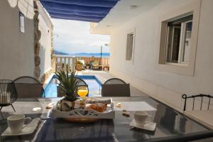een tafel met een dienblad met eten bovenop een huis bij Apartment Valentina - private pool,200m from beach in Omiš