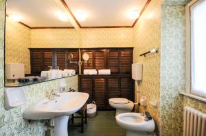 a bathroom with two sinks and two toilets at CASA VASCONI CERNOBBIO in Cernobbio +34 photos