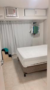 ein Krankenhauszimmer mit einem Bett und einer Klimaanlage in der Unterkunft HOME SERVICE MAR & SOL in Porto De Galinhas