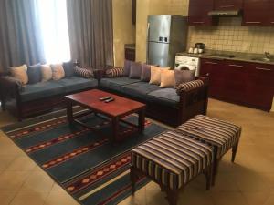 Marina residence Chalet port ghalib في بورت غالب: غرفة معيشة مع أريكة وطاولة