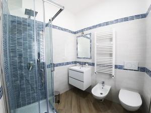 La salle de bains est pourvue de toilettes, d'un lavabo et d'une douche. dans l'établissement B&B Il Gioiello, à Formia