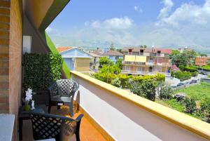 d'un balcon avec des chaises et une vue sur la ville. dans l'établissement B&B Il Gioiello, à Formia