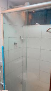 eine Dusche mit Glastür im Badezimmer in der Unterkunft HOME SERVICE MAR & SOL in Porto De Galinhas + 13 Fotos