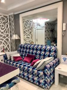 a living room with a blue and white couch at CASTRAVINARIA in Lucena
