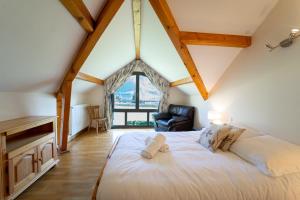 una camera da letto con un grande letto in mansarda di Entre lac et montagnes a Doussard