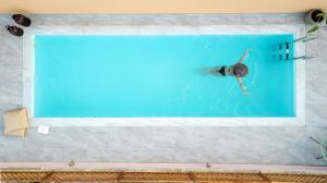 Bazén v ubytování Arch Houses - sharing pool nebo v jeho okolí