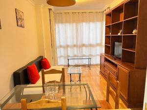 uma sala de estar com um sofá e uma mesa em Adolfo Suárez Madrid apartments em Madri
