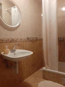 y baño con lavabo, espejo y ducha. en Apartments Maletić, en Kaštela