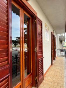 un par de puertas en un edificio con balcón en LA ROSA DEI VENTI en Villafranca Tirrena