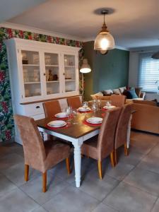 een eetkamer met een tafel en stoelen bij Our Lily House, een gezellig familiehuis in rustige omgeving in Brugge
