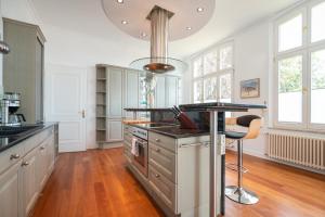 a kitchen with a stove and a counter top at Villa Doctores Wohnung 03 Beletage in Heringsdorf