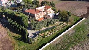 una vista aérea de una casa con jardín en LA CORTE DEL MULINO 1725, en San Salvatore Telesino