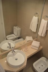 y baño con lavabo, aseo y espejo. en Green Park Exclusive Vacation, en Punta del Este