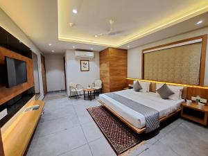 HOTEL OM的电视和/或娱乐中心
