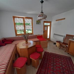 ein Wohnzimmer mit einem Sofa, einem Tisch und Stühlen in der Unterkunft Atlantis Home 2 in Kulen Vakuf