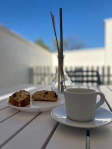Una taza de café y un trozo de tarta en una mesa. en B&B Sole Mare Vento, en Maruggio