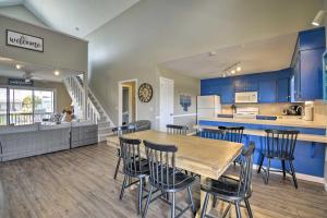 サンセット・ビーチにあるSteps to Sunset Beach Canal-Front Home with Dock!の木製のテーブルと椅子のあるキッチンとダイニングルーム